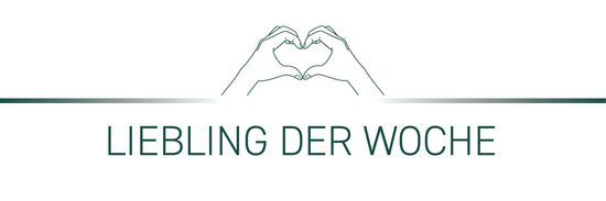 KI generiert: Das Bild zeigt eine Packung mit echten Protoben-Feigen der Marke Demeter. Darunter ist der Text "Liebling der Woche" in grüner Schrift auf einem grünen Hintergrund mit Blumen abgebildet.