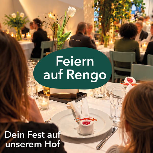 KI-generierte Beschreibung: Das Bild zeigt ein festlich gedecktes Tischarrangement mit dem Text "Feiern auf Rengo" und "Dein Fest auf unserem Hof".