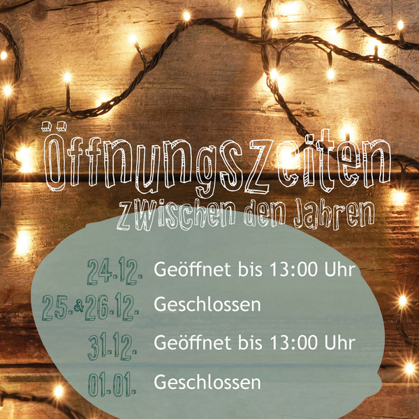 KI generiert: Öffnungszeiten mit Lichterkette: 24.12+31.12 bis 13:00 Uhr offen, 25.-26.12+01.01 geschlossen.