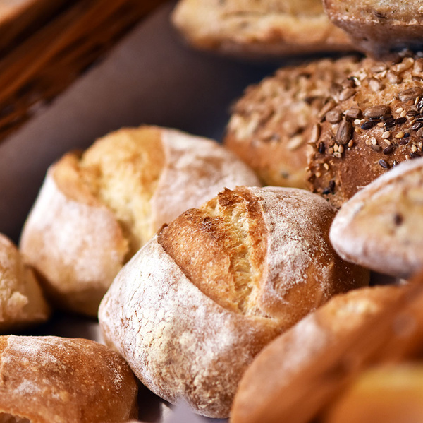 KI generiert: Verschiedene Brötchen, darunter helle knusprige und dunkle mit Körnern.