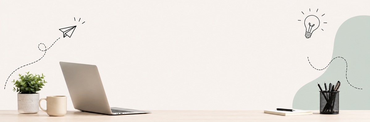 KI generiert: Ein Schreibtisch mit Laptop, Pflanze, Tasse, und Stiften. Zeichnungen von Papierflieger und Glühbirne im Hintergrund.