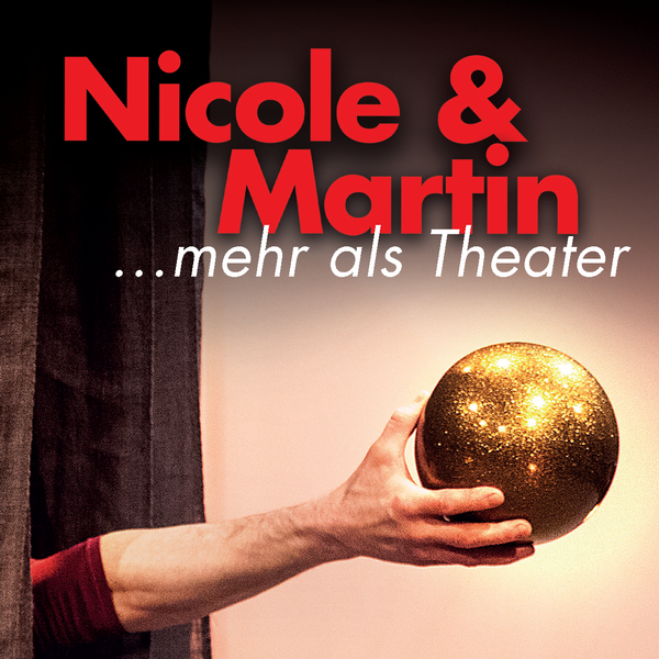 KI generiert: Ein Hand hält eine glitzernde Kugel; darüber steht: "Nicole & Martin ...mehr als Theater".